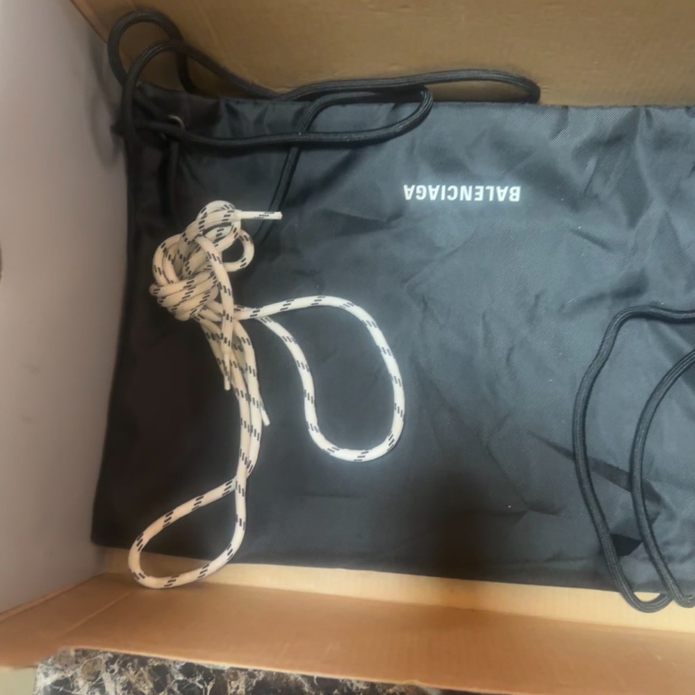 Balenciaga White Box - Picture 5 of 6